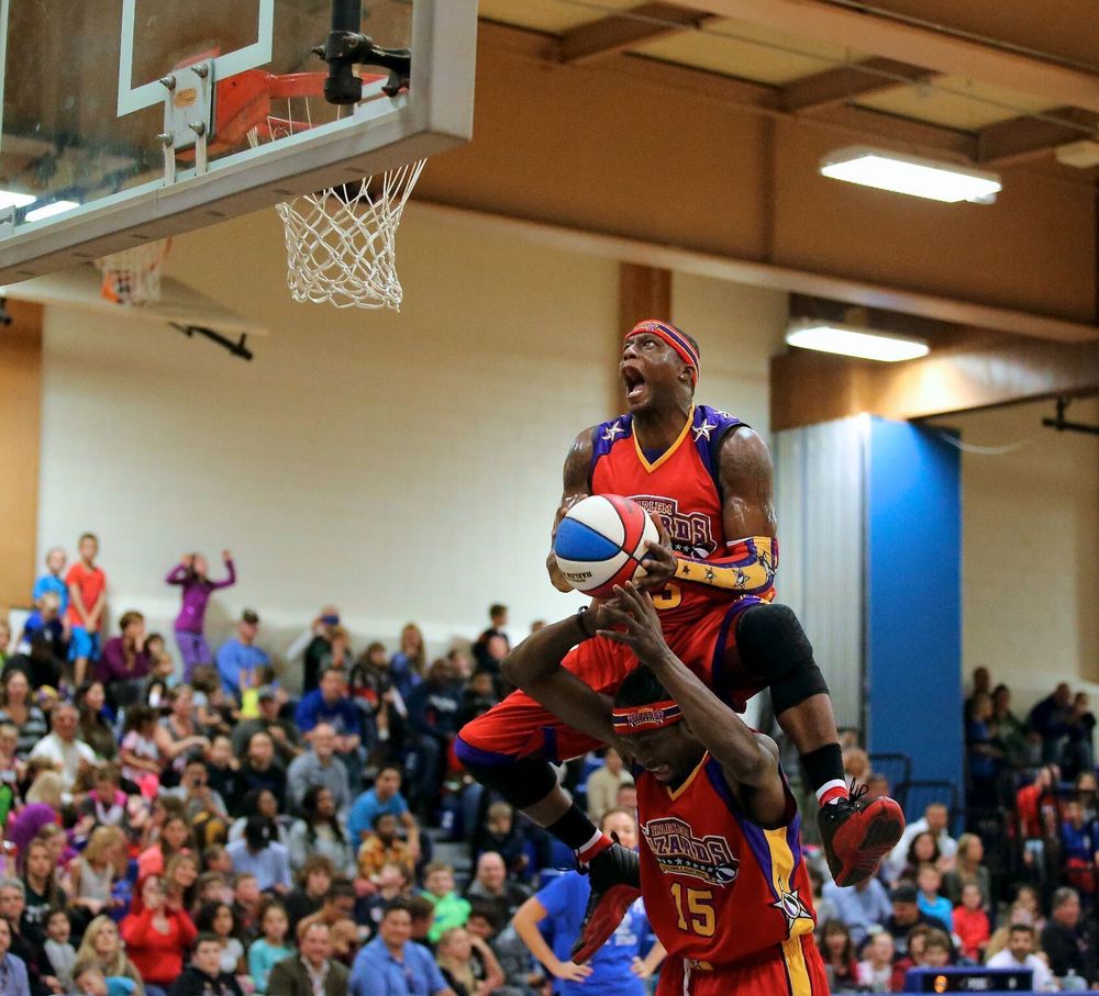 Harlem Wizards basketball player dunks