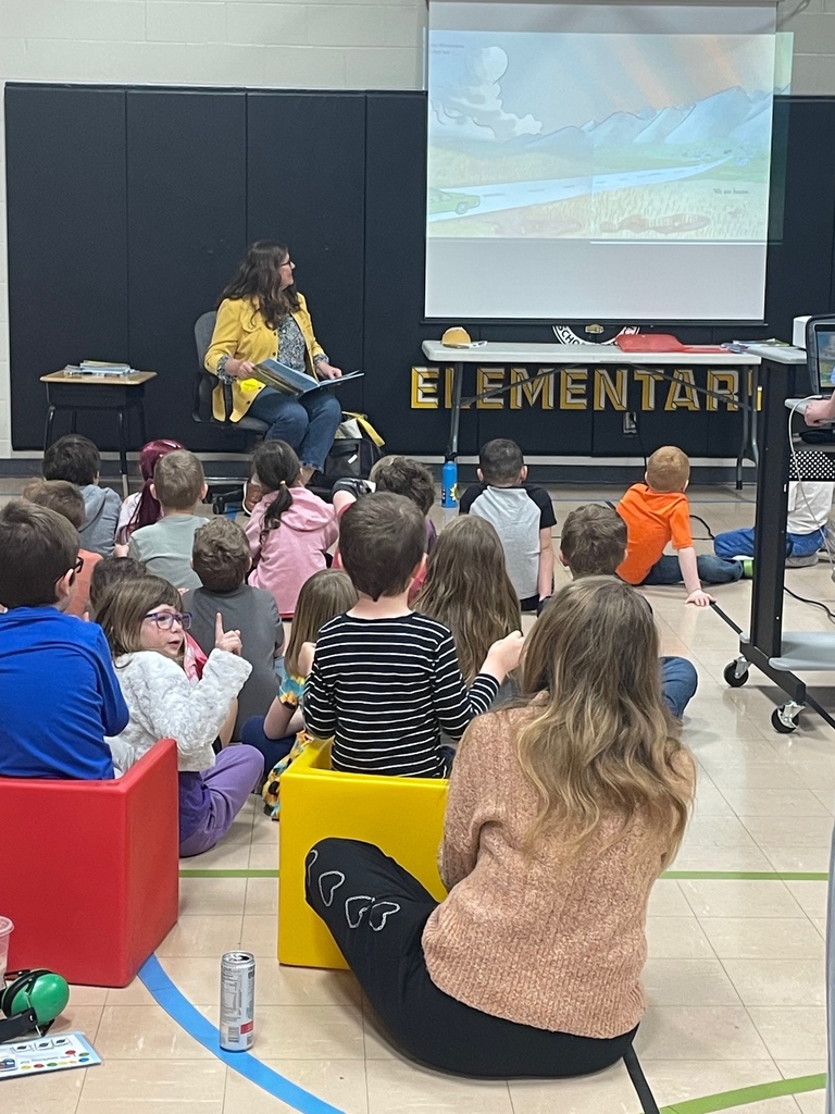 Kristi Bradbury reading to Kindergarten students