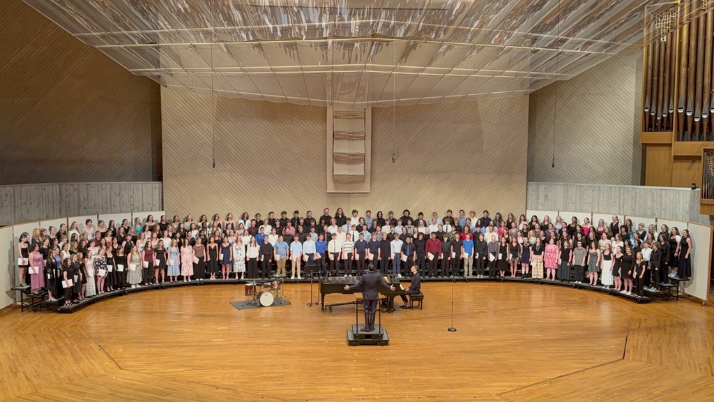 Full group of fine arts students