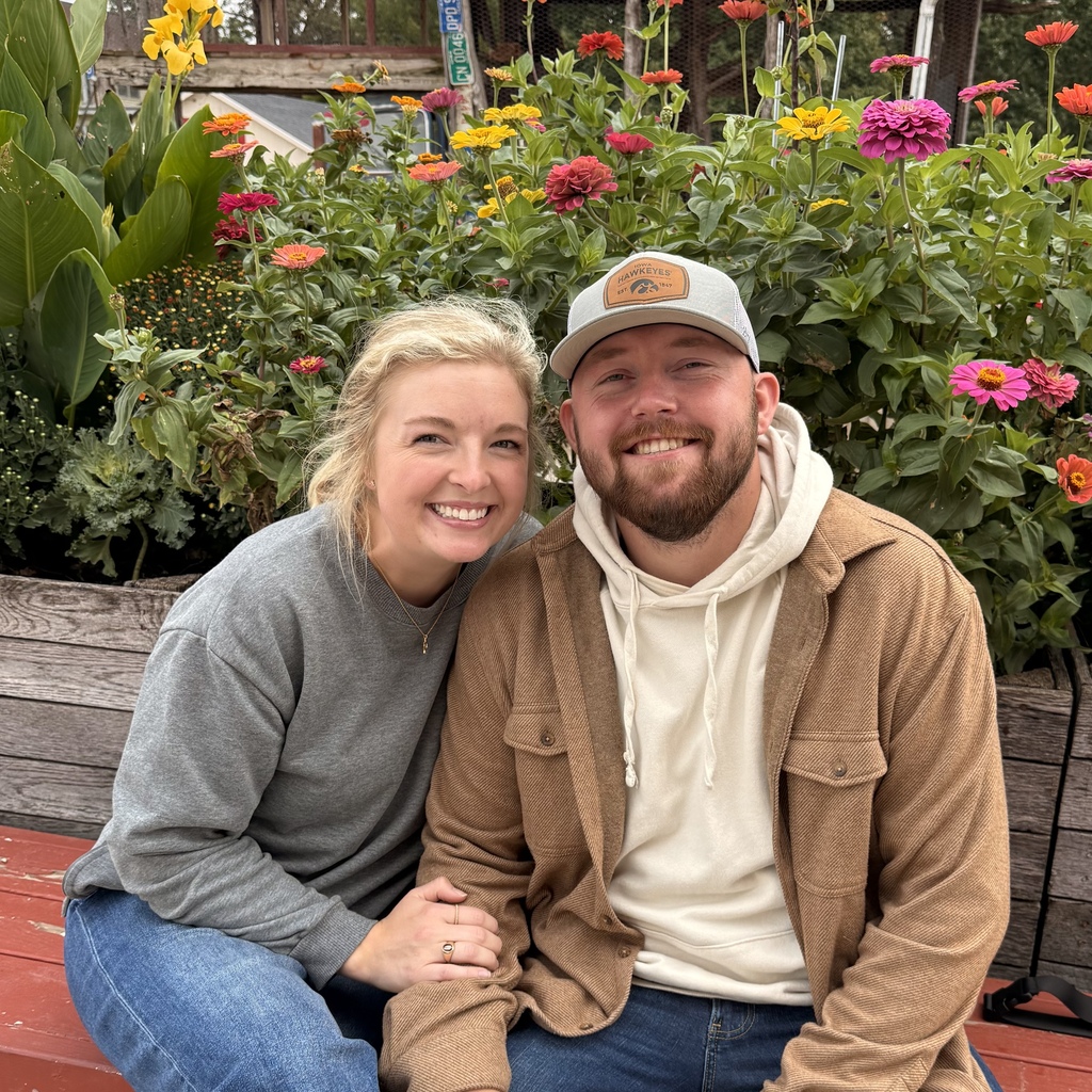 Sadie Andersen with boyfriend Sonny sitting on a bench in front of multi-colored flowers