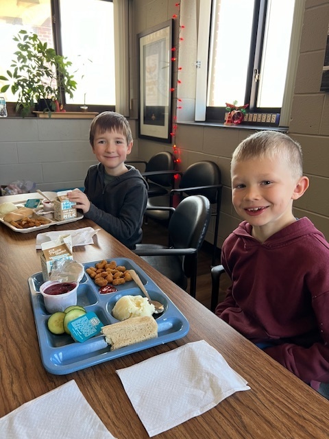 Students eating lunch together