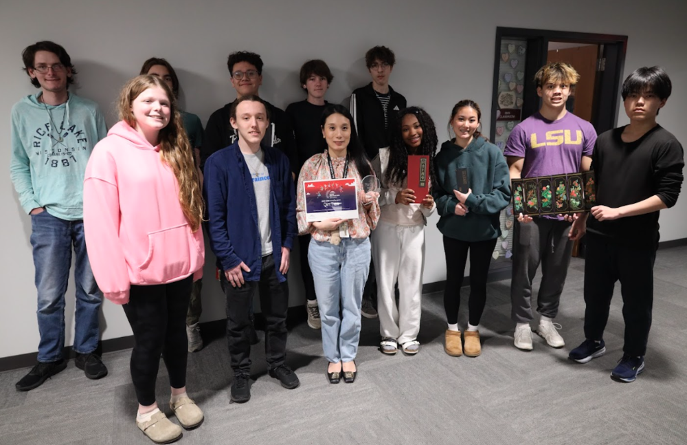 Qin Tian with her award and students