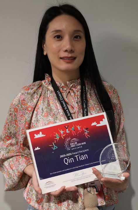 Qin Tian with he award