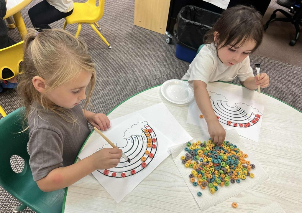 2 kids making rainbows
