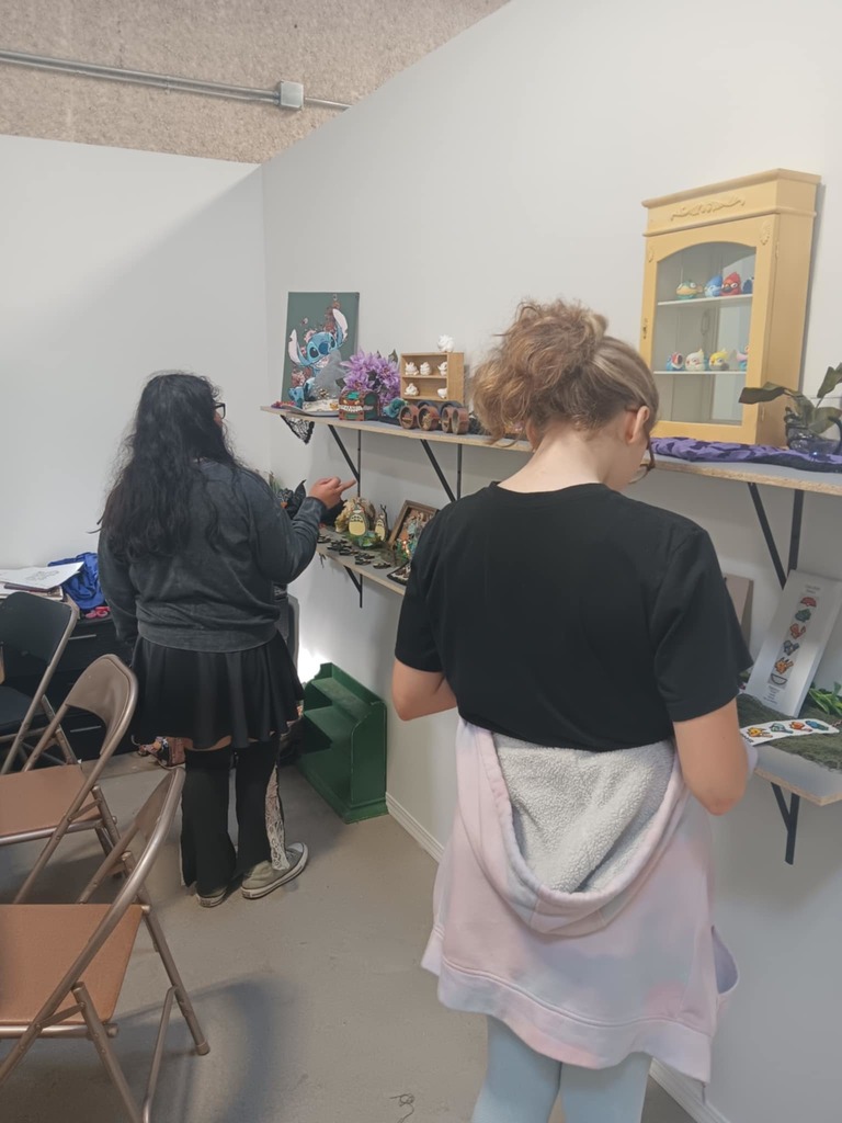 students looking at crafts