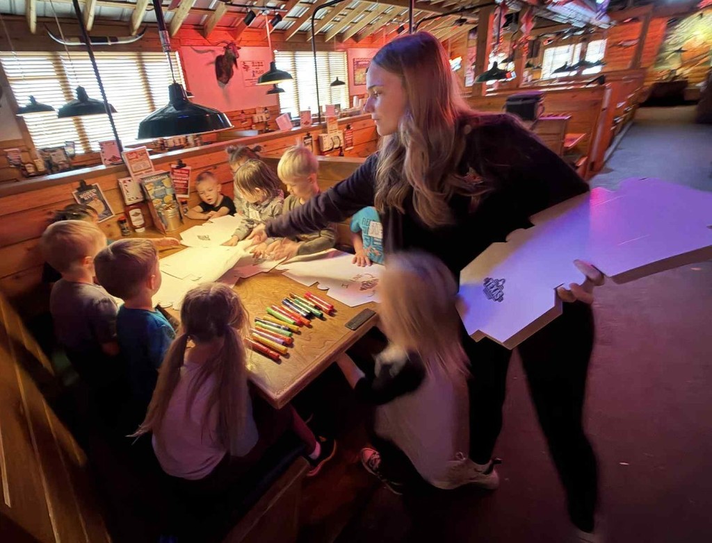 kids decorating bread boxes