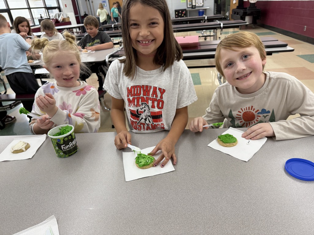 kids decorating cookies