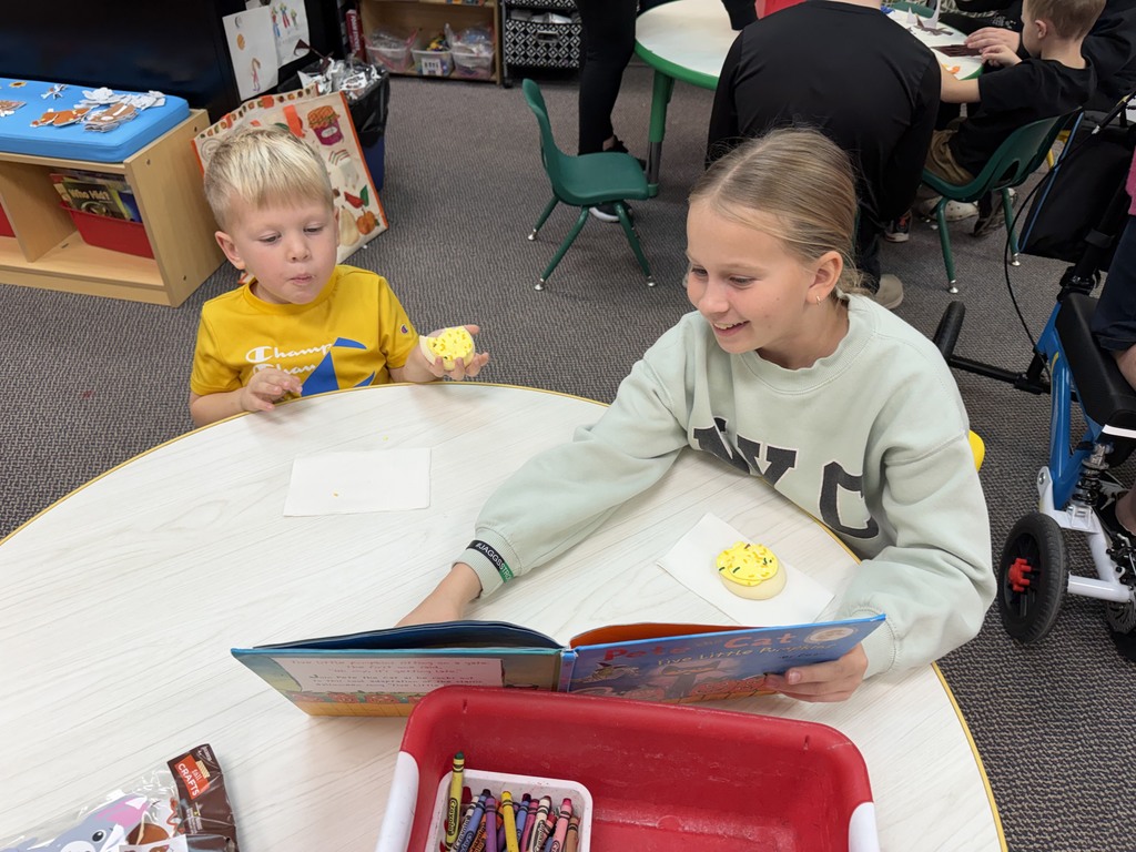 2 kids reading a book