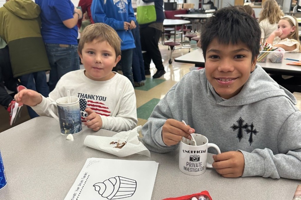 2 kids enjoying cakes