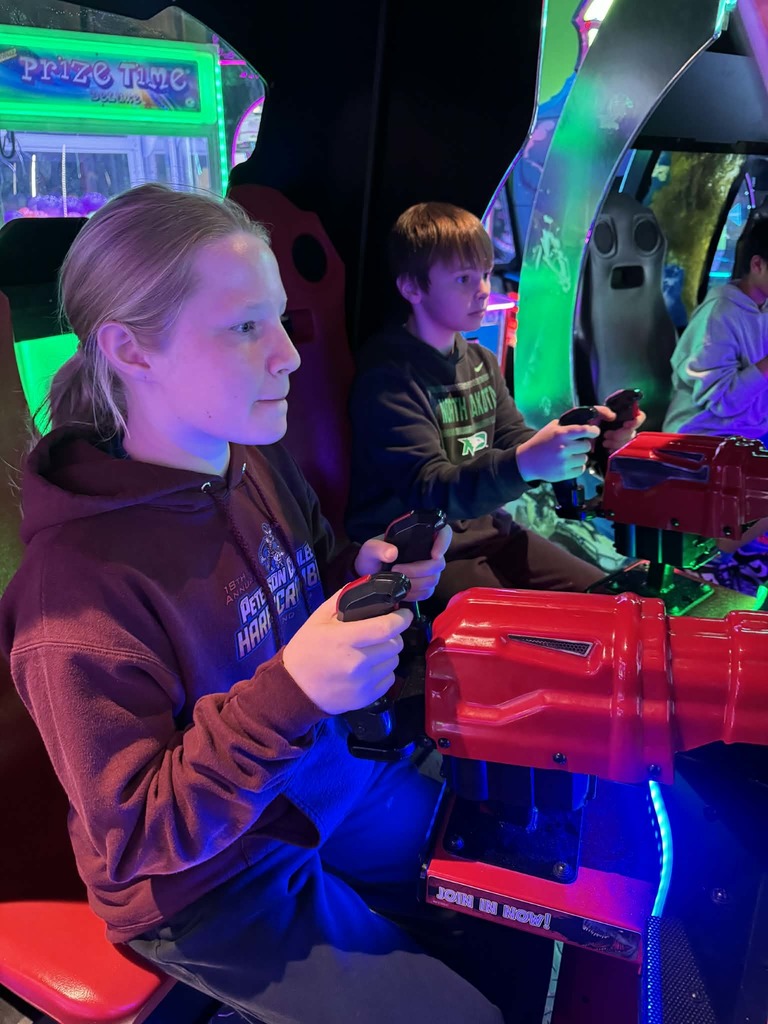 2 kids playing arcade games