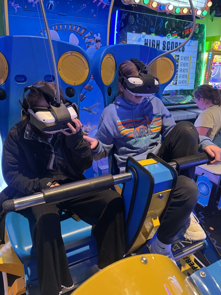 2 kids playing vr