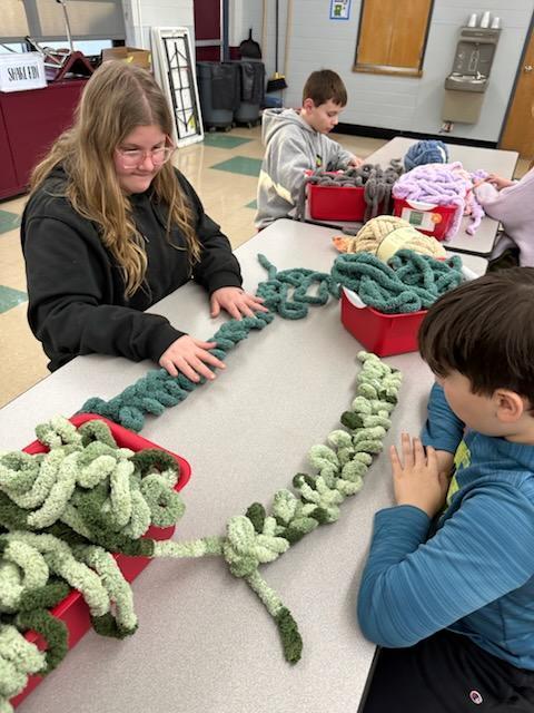 kids finger knitting.