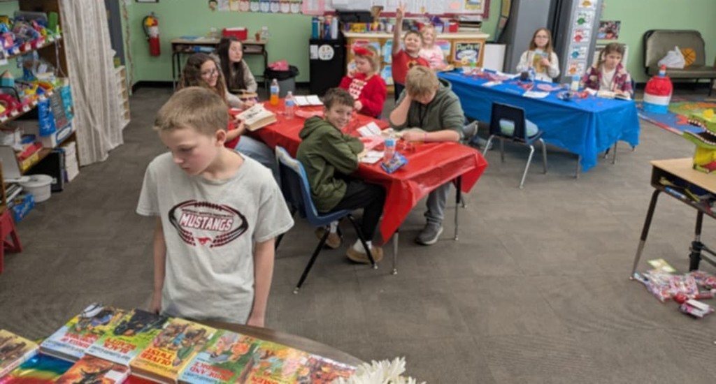 kids picking out books.