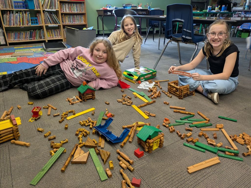 building with Lincoln Ligs