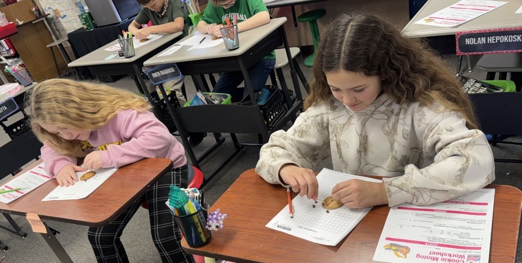 2 girls mining cookies