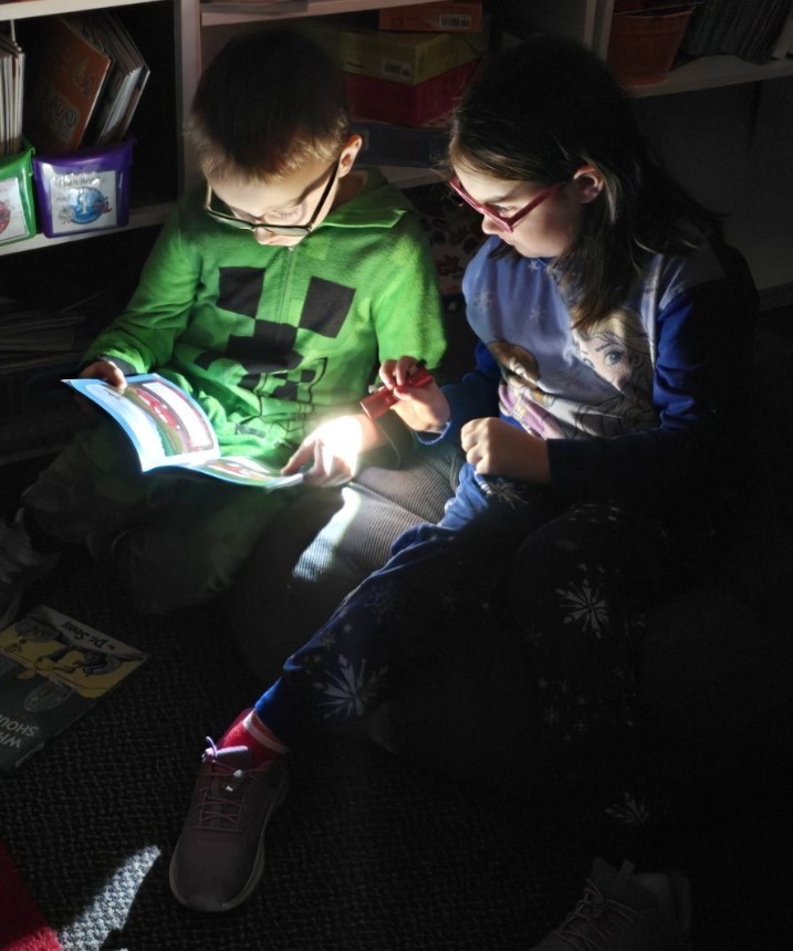 2 k8ds reading books