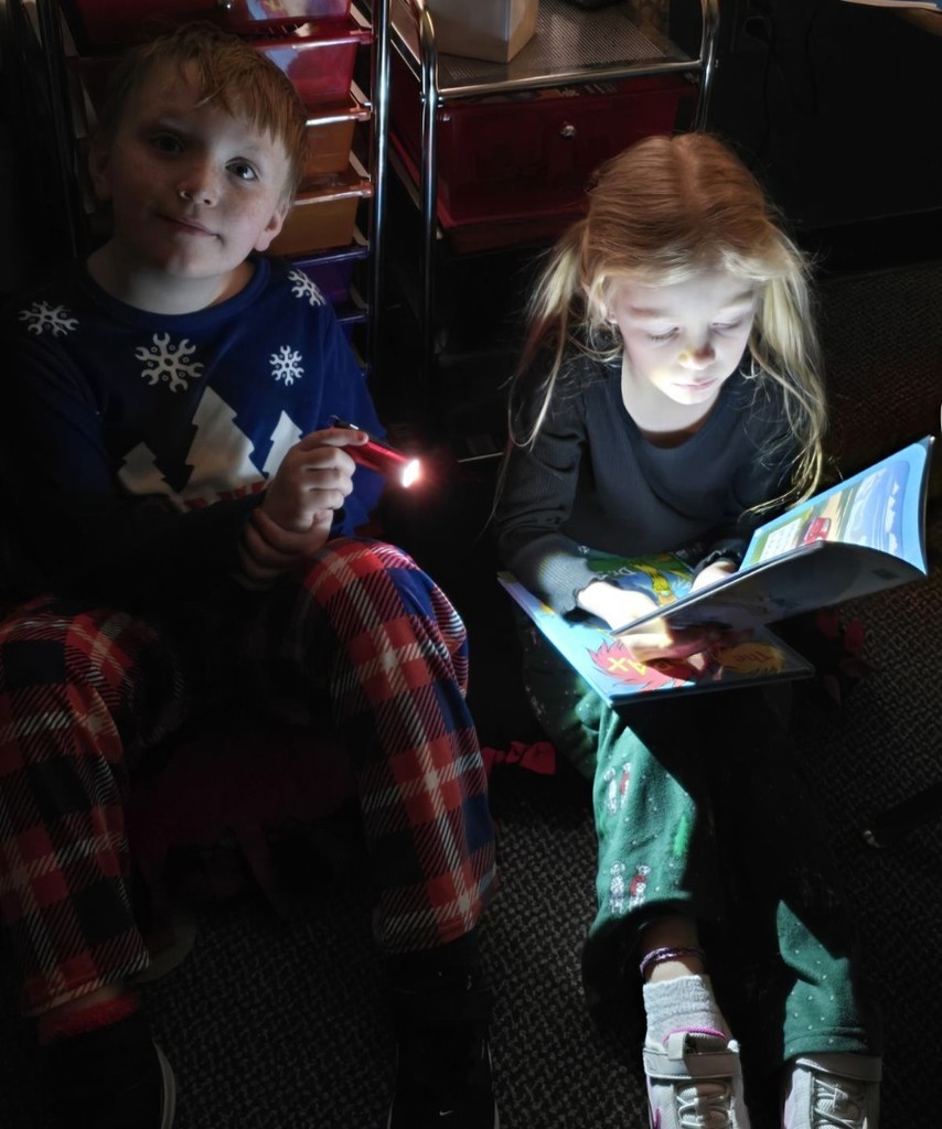 2 kids reading books