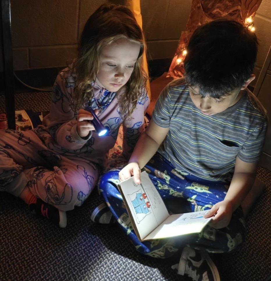 2 kids reading books