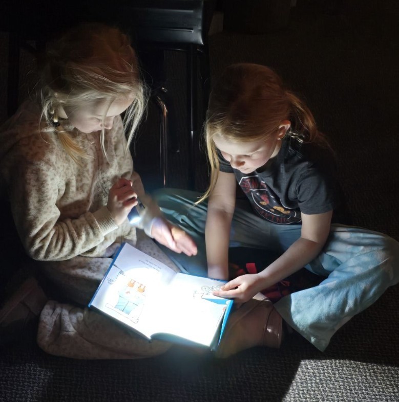 2 girls reading books