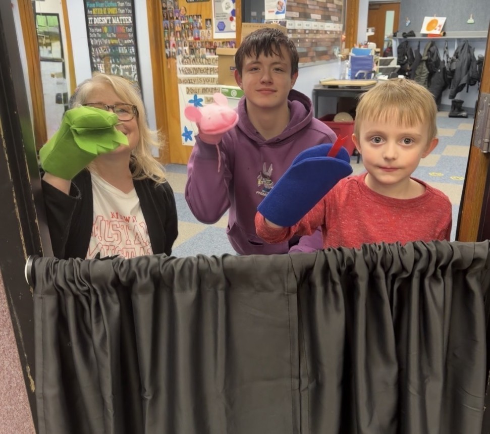 3 kids and their puppets