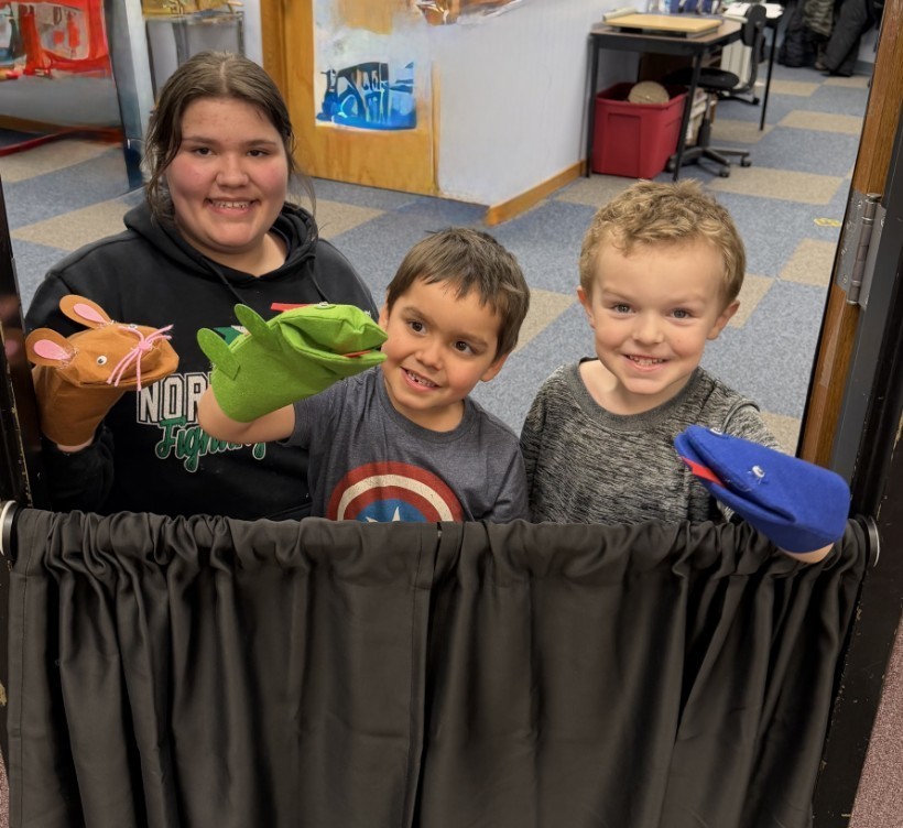 3 kids and their puppets