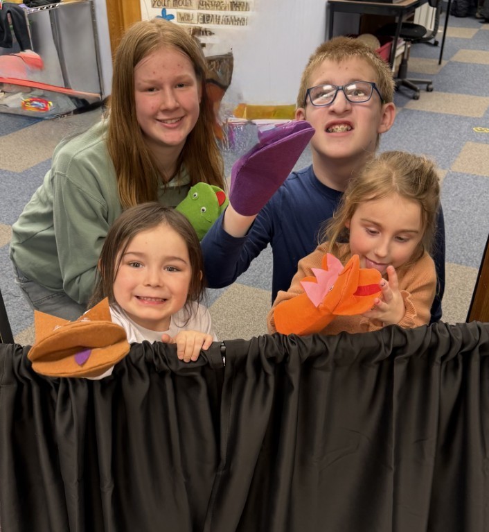 4 kids and their puppets