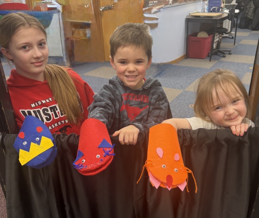 3 kids and their puppets