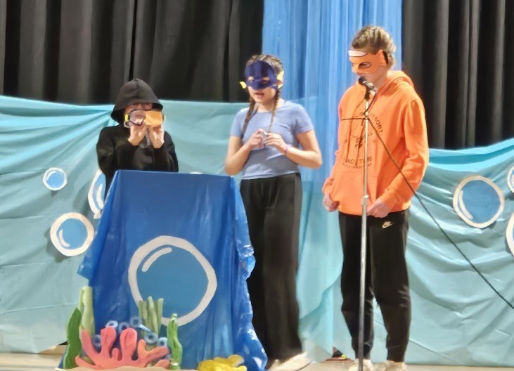 Marlin and Dory and the mask