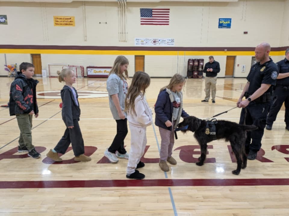 kids looking at the k9 dog