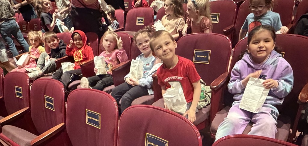 The preschoolers ready for hhe play