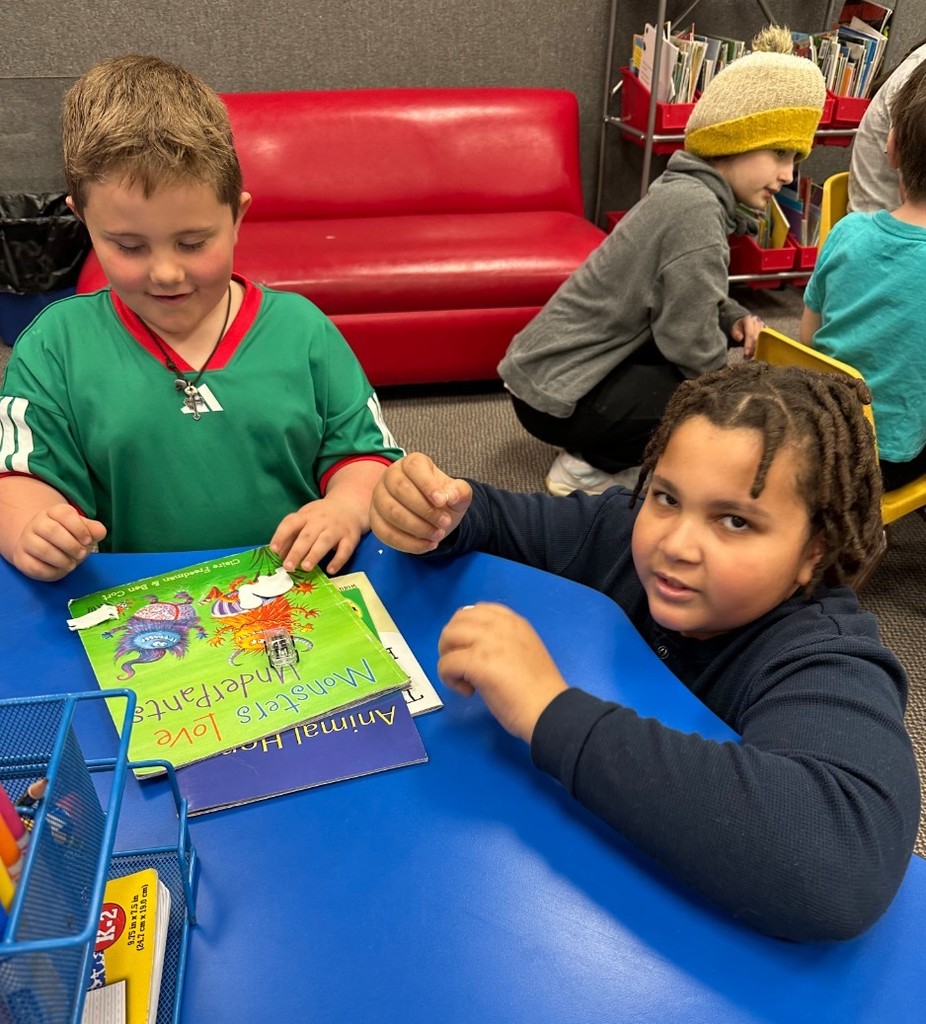 2 boys reading