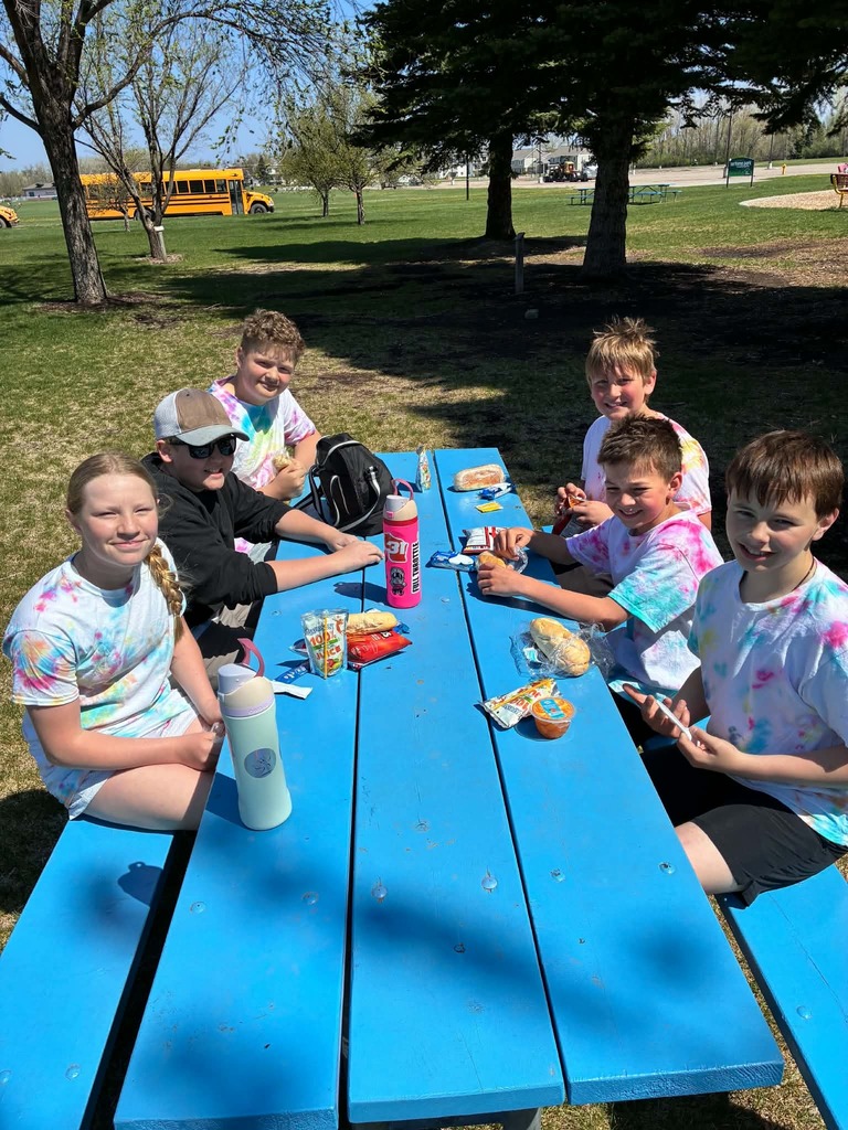 6th grade eating lunch