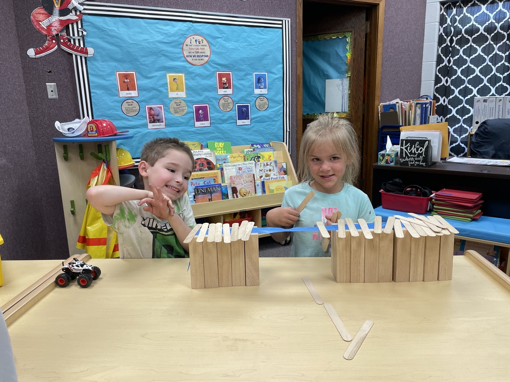 2 kids building their bridge