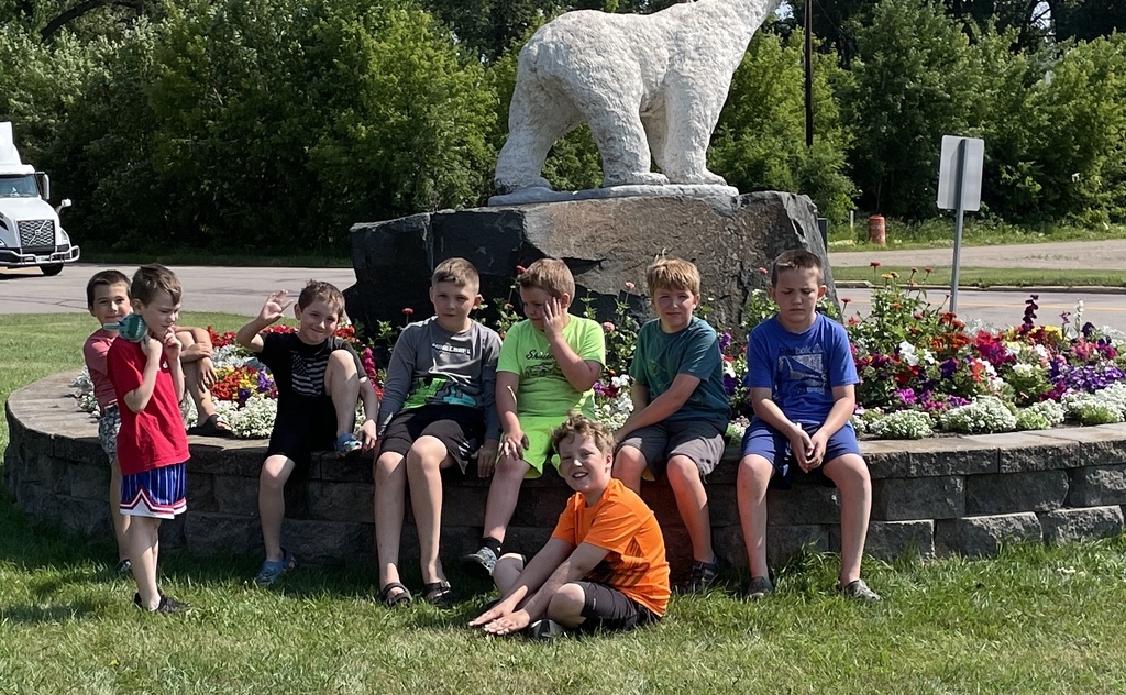 kids next to the polar bear
