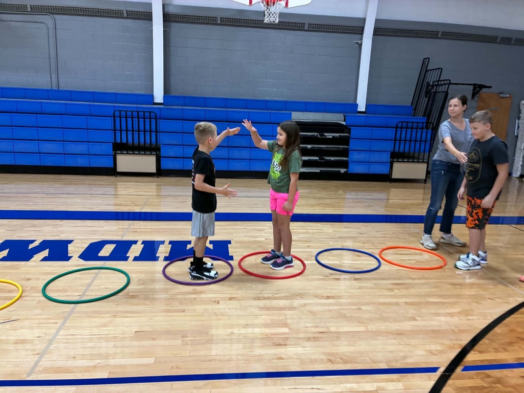 2 kids doing rock, paper scissors