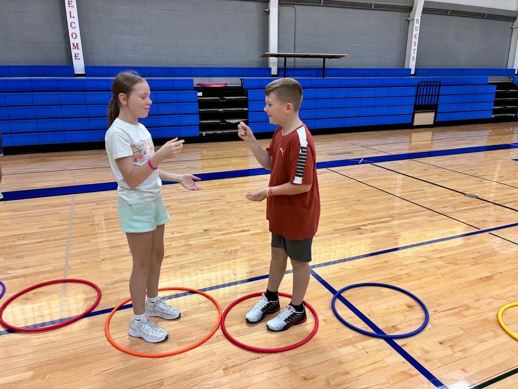 2 kids playing rock, paper, scissors
