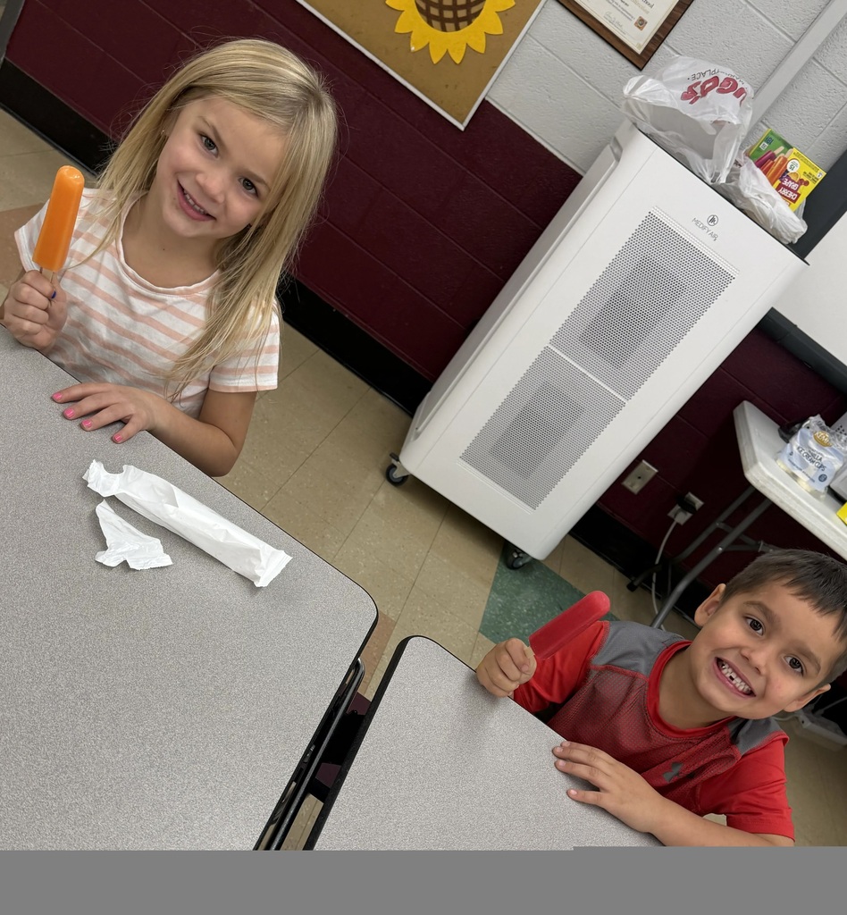 2 kids eating ice cream