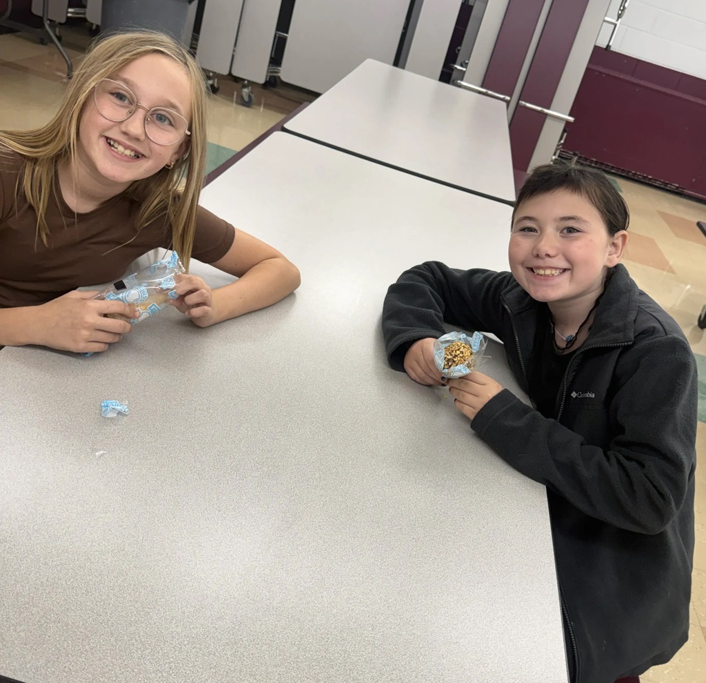 2 girls eating ice cream