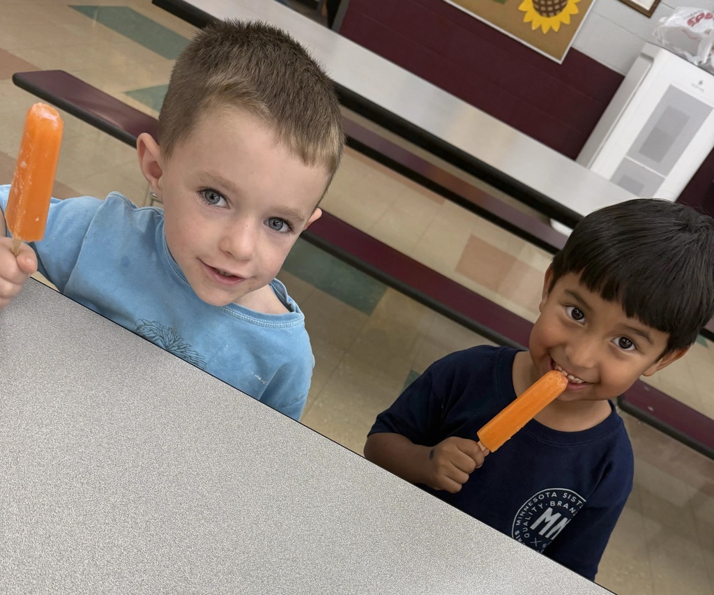 2 boys eating ice cream