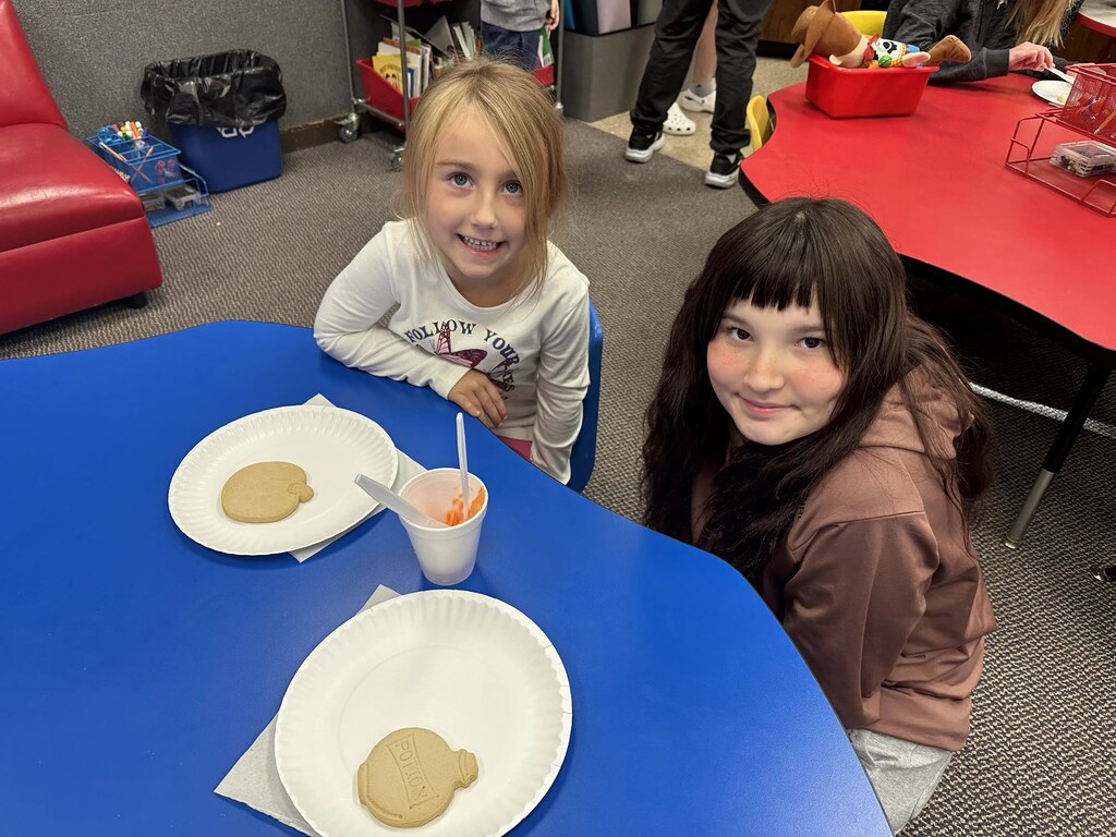 2 girls decorating cookies