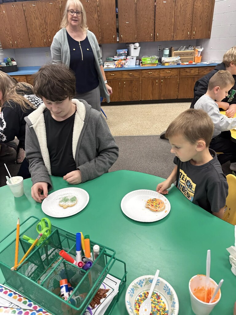 2 kids decorating cookies