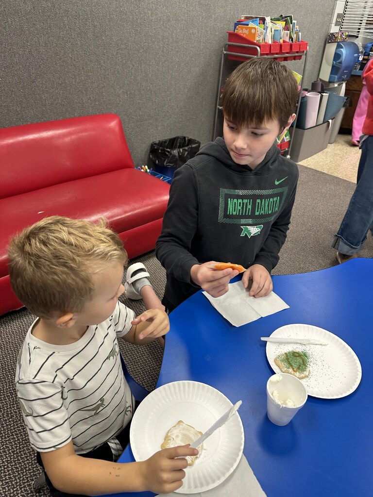 2 boys eating cookies