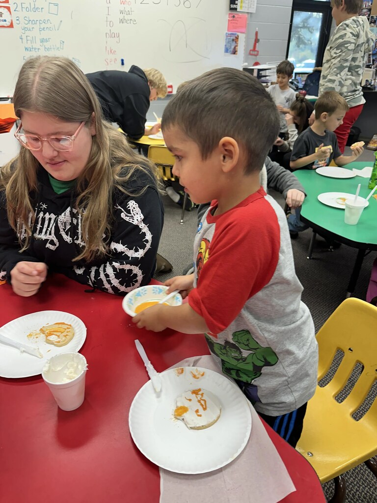 2 kids with cookies