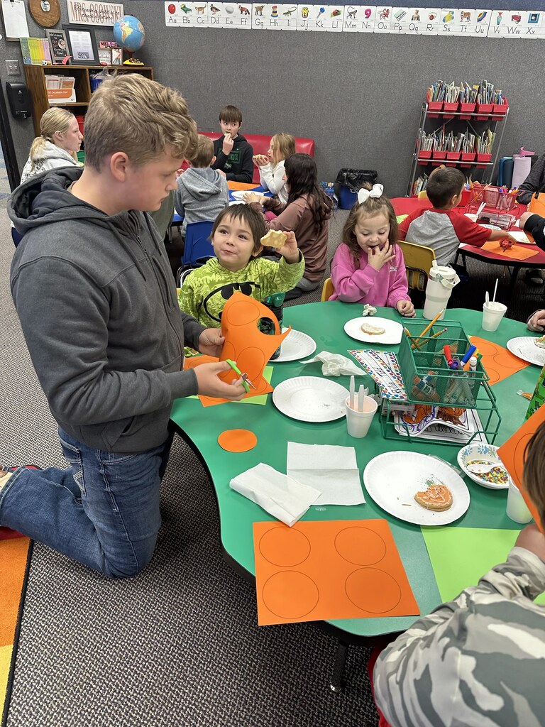 kids making pumpkins