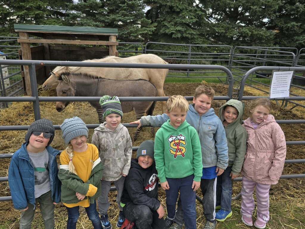 kids in front of the zonkey