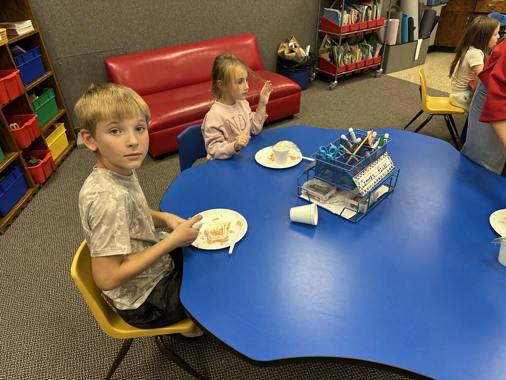 kids frosting cookies