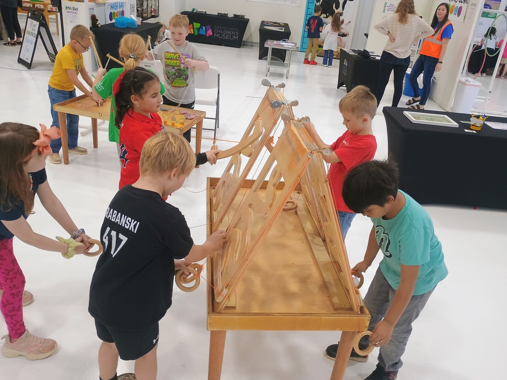 kids building and working
