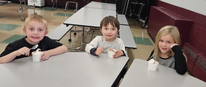 3 kids eating ice cream