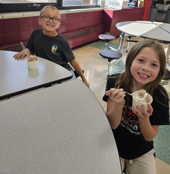 2 kids eating ice cream