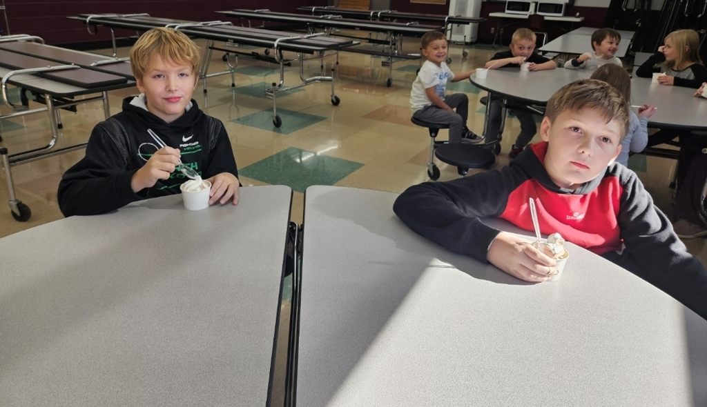 kids eating ice cream